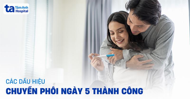 Hình ảnh bệnh nhân đang trao đổi với bác sĩ Hỗ trợ sinh sản trong phòng khám, thể hiện việc tìm kiếm tư vấn y tế sau chuyển phôi